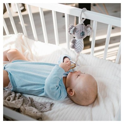 Závěsná plyšová hračka s rolničkou Koala Coco, šedá