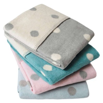 Béžová deka do kočárku s puntíky 75x100